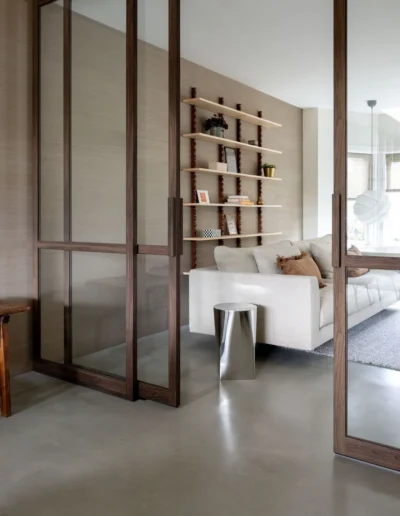 Skygate dubbele houtlook stalen schuifdeur als roomdivider in notenhout met helder glas – maatwerk design stalen deuren