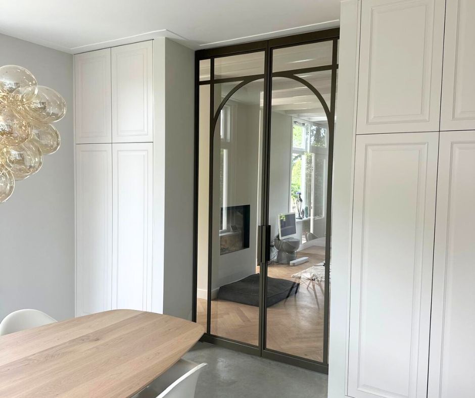 Detail van geribbeld glas in Skygate taatsdeur met metallic brons afwerking