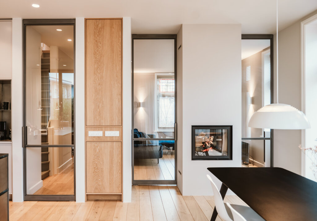 stalen deur met glas Skygate taatsdeur op maat 3 meter hoog in Scandinavisch interieur
