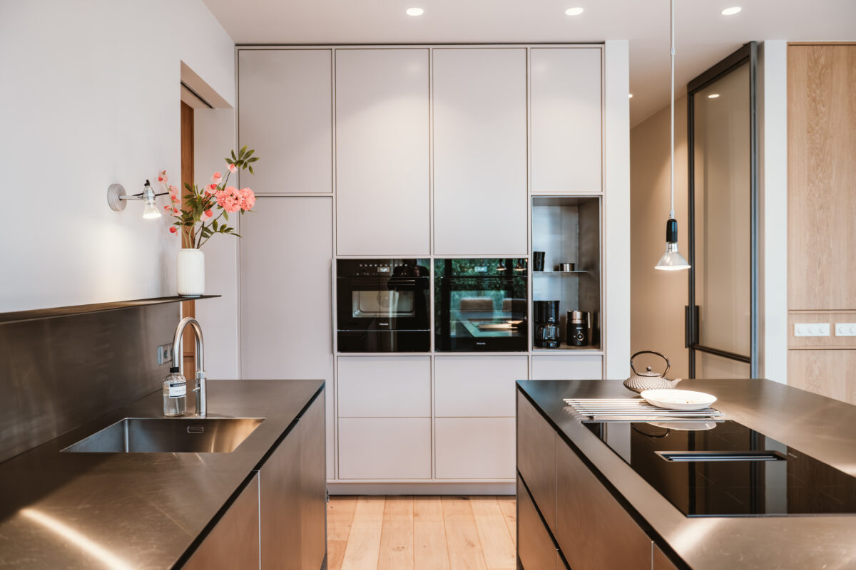 Stalen deur naast RVS keuken – Skygate taatsdeur op maat