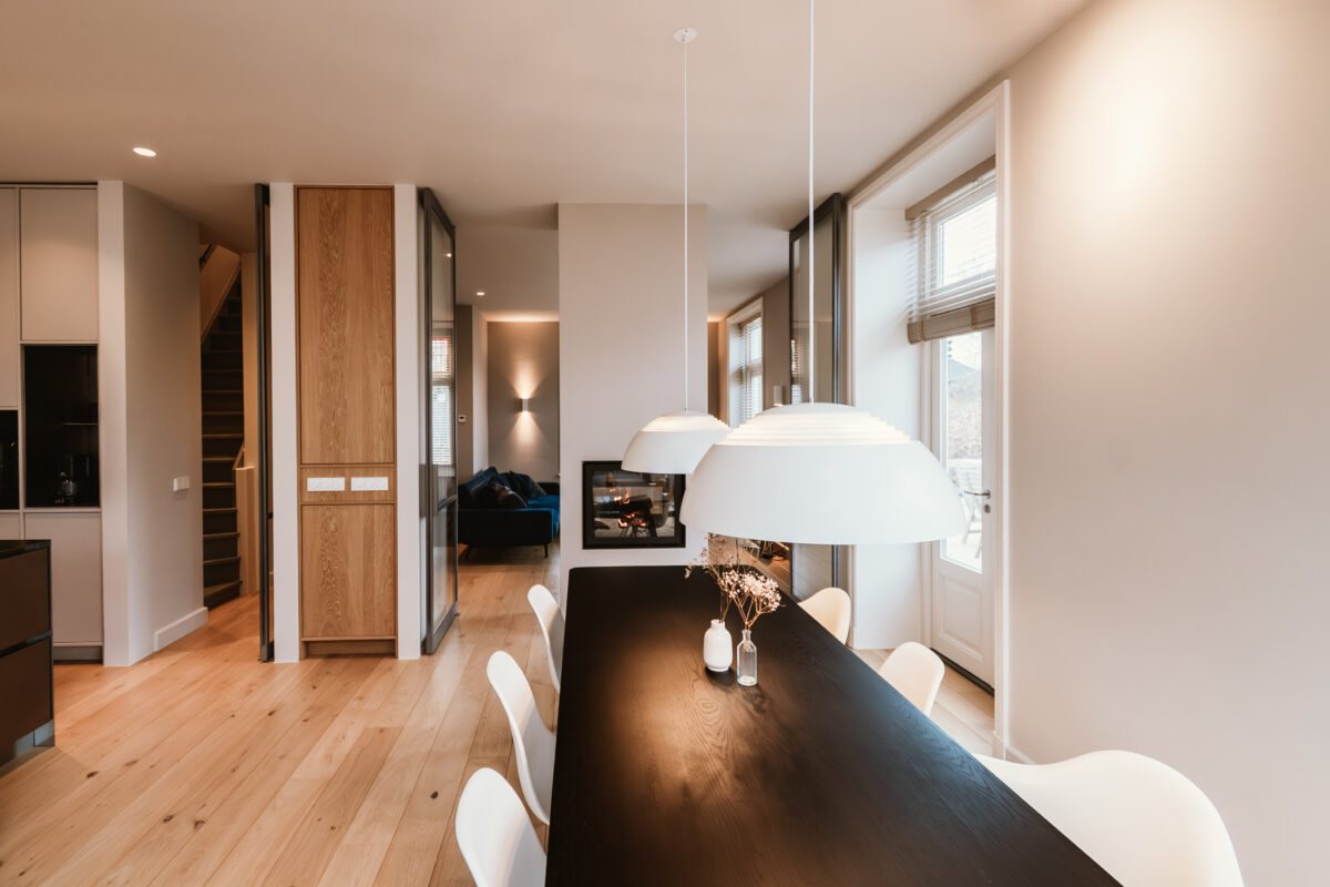 Woonkamer met stalen deuren – Skygate project Gooi