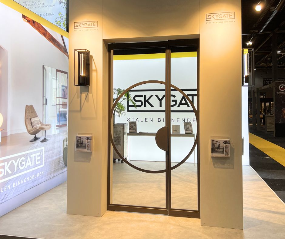 Detail van geribbeld glas in Skygate taatsdeur met metallic brons afwerking