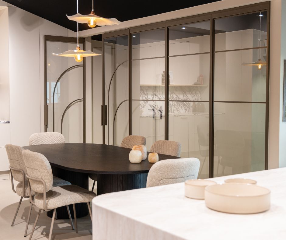 Ronde stalen taatsdeur in Metallic Brown met geribbeld glas en organische boogvorm