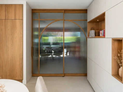 Houtlook stalen schuifpui met enkele taatsdeur en ribglas