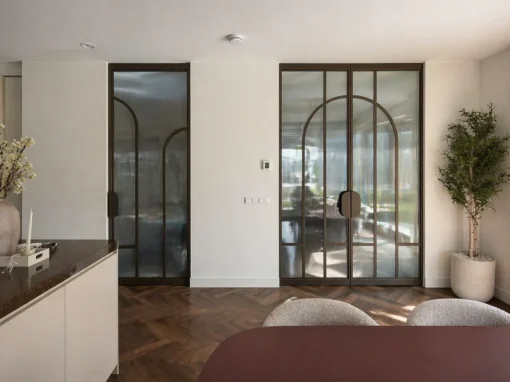 Dubbele stalen taatsdeuren met ribglas in metallic brown