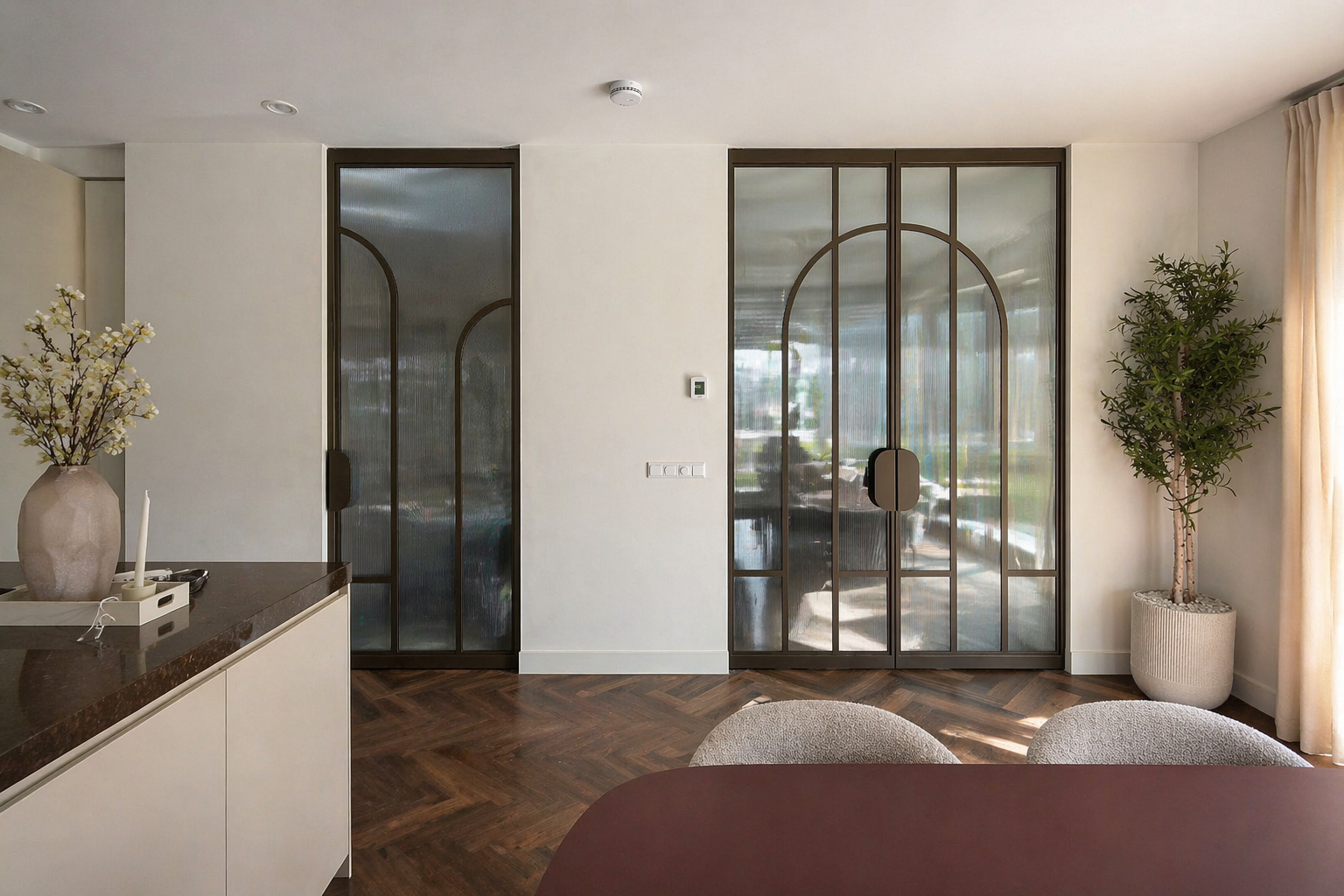 Skygate taatsdeuren op maat in metallic brown met ribglas en Flow design tussen hal en woonkamer