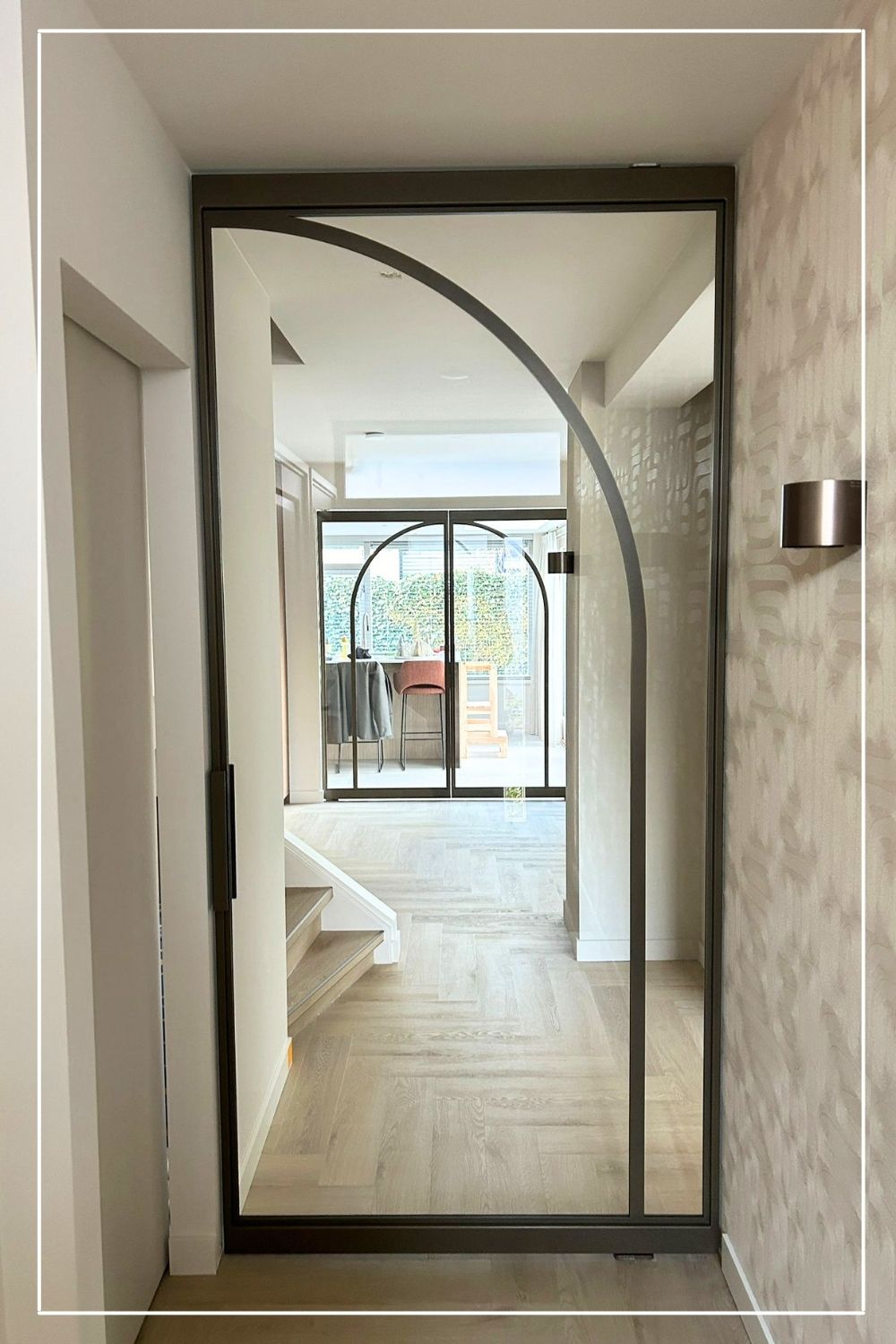 Eigen design stalen taatsdeur op maat met unieke belijning