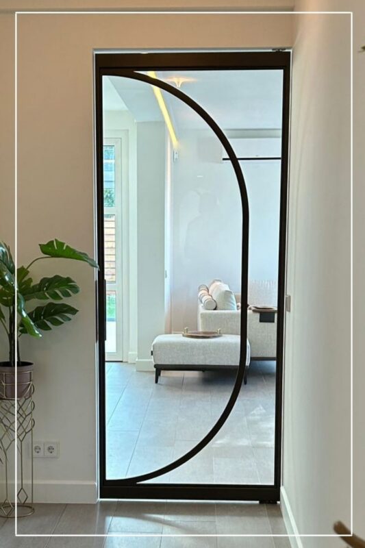 Exclusieve stalen deur met eigen design en slanke profielen