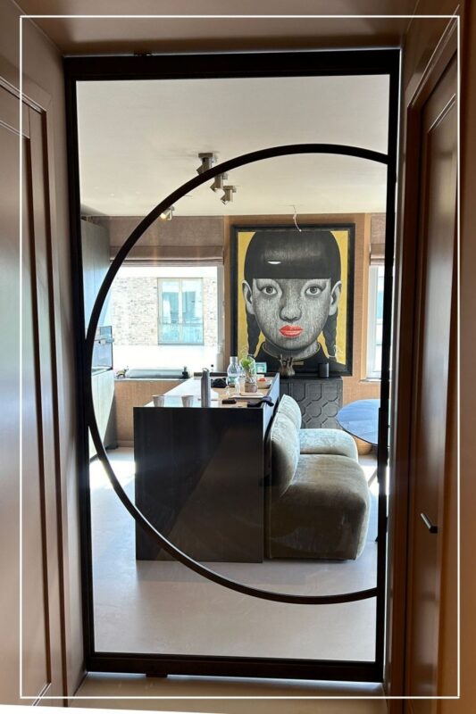 Flow 9 organische stalen deur met glas op maat