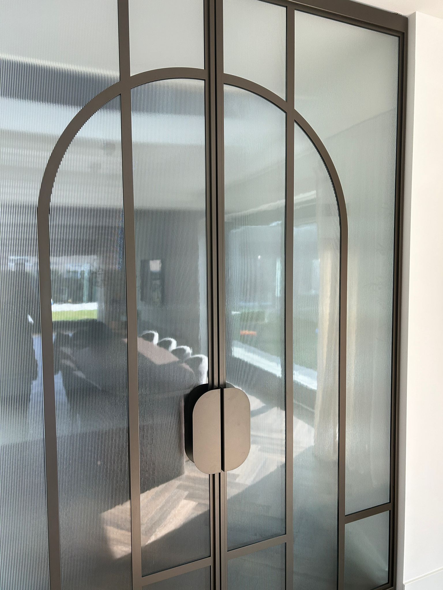 Skygate dubbele taatsdeuren op maat metallic brown met ribglas en boogvorm detail