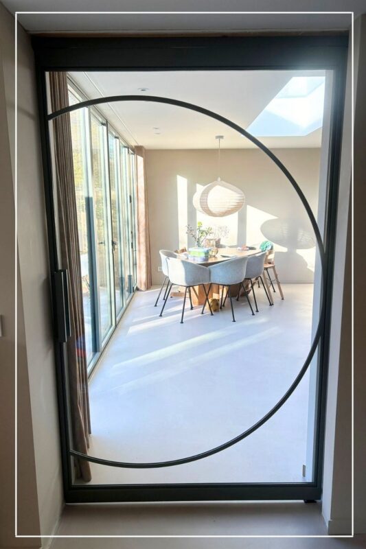 Skygate Flow 9 design stalen deur op maat met organische lijnen