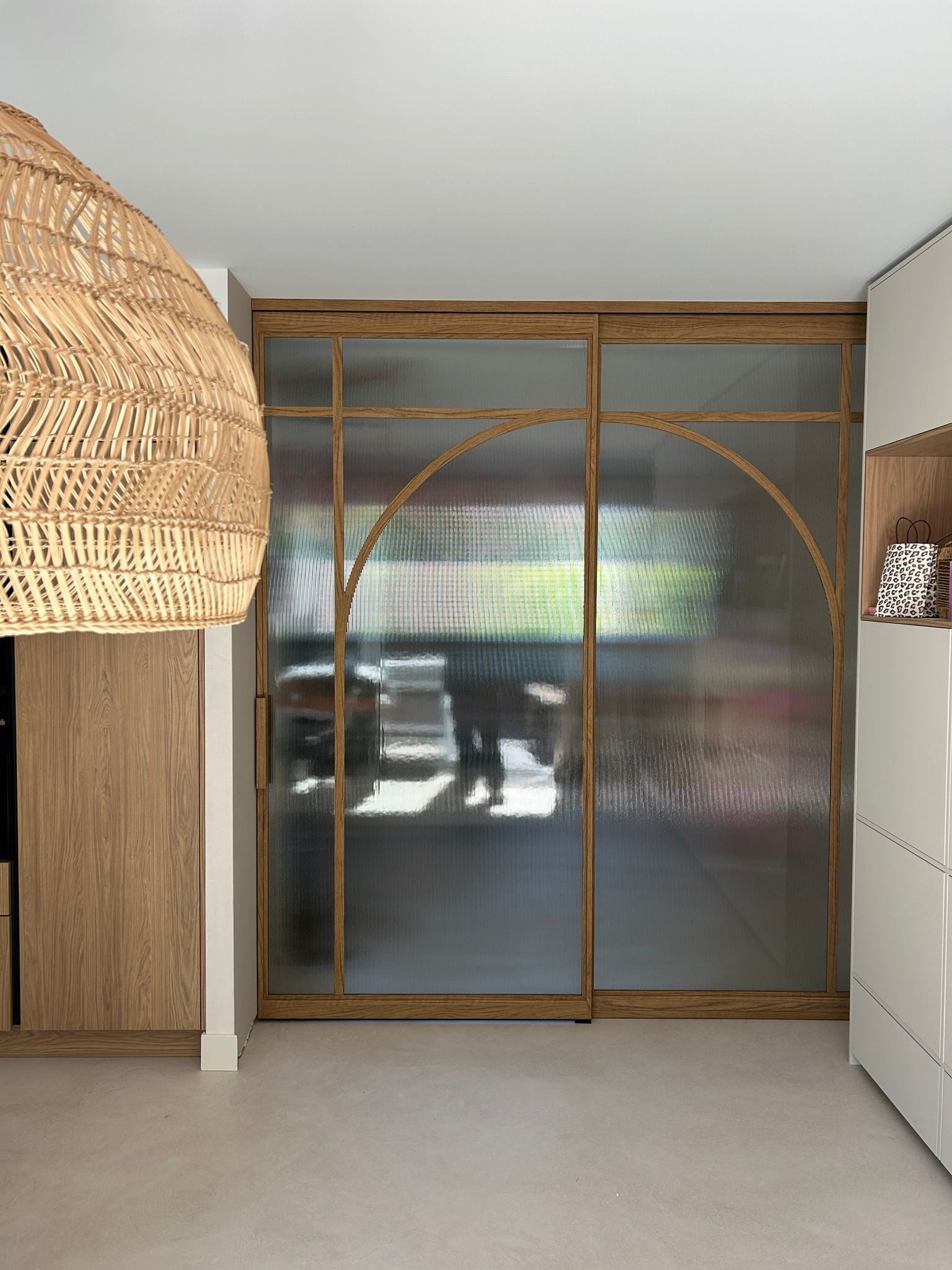 Skygate maatwerk houtlook schuifpui met ribglas en ronde lijn in de keuken.