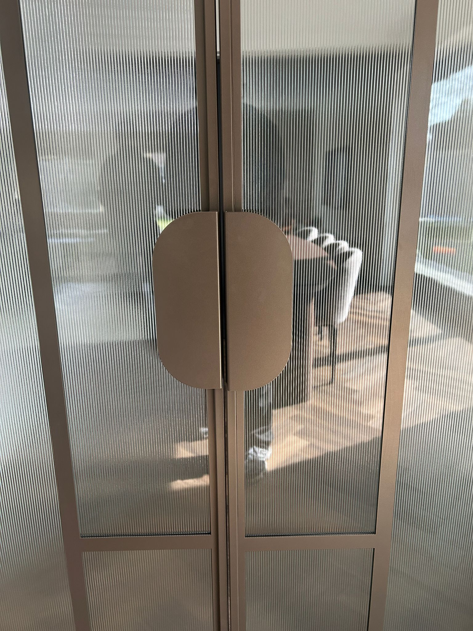 Skygate taatsdeur op maat detail metallic brown handgreep met ribglas en Flow design