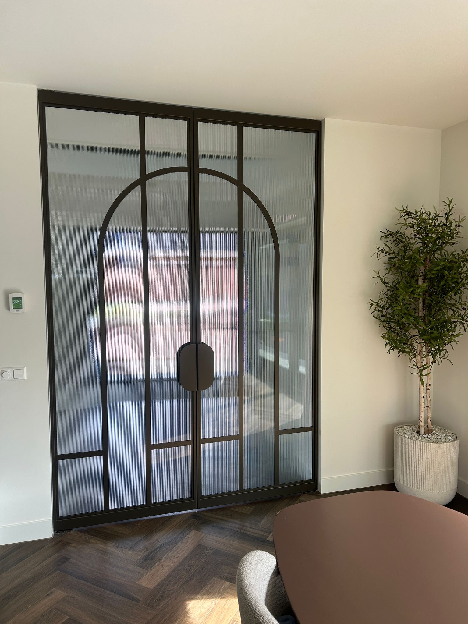 Skygate taatsdeuren op maat in metallic brown met ribglas en Flow design in woonruimte