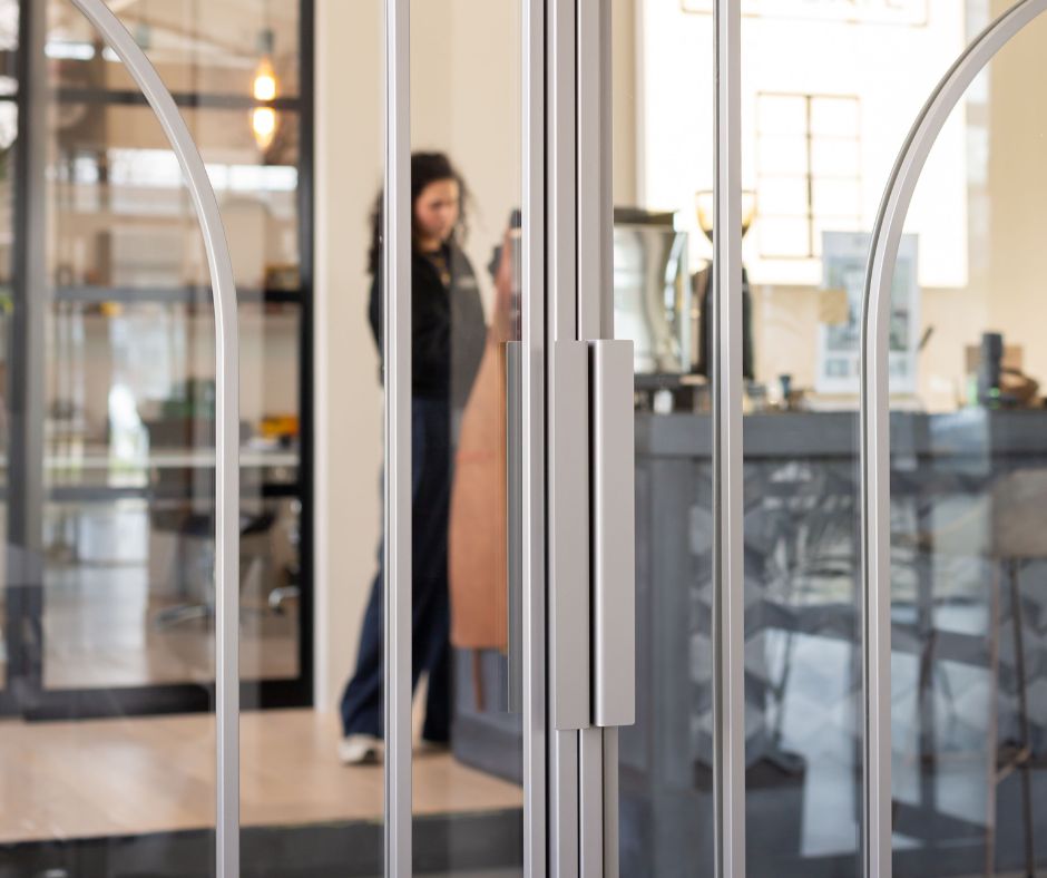 slank stalen profiel vs dikker aluminium binnendeur profiel
