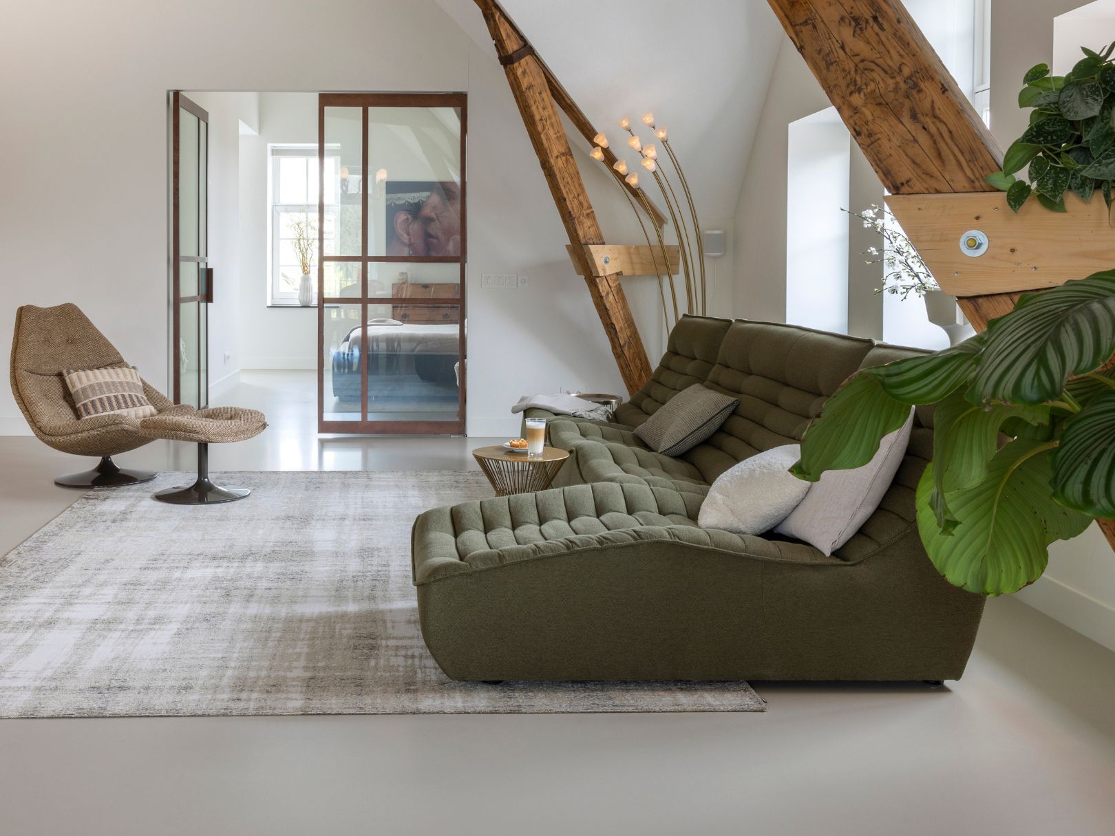 Design stalen deur voor modern interieur met houten balken