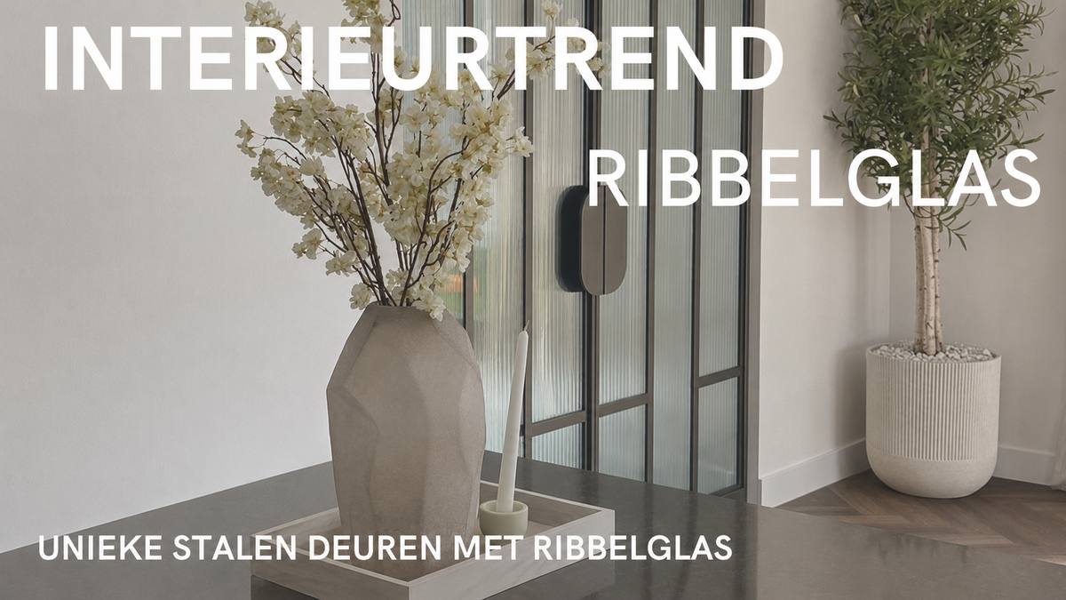 Binnenkijken: 4 interieurs met stalen deuren met ribbelglas
