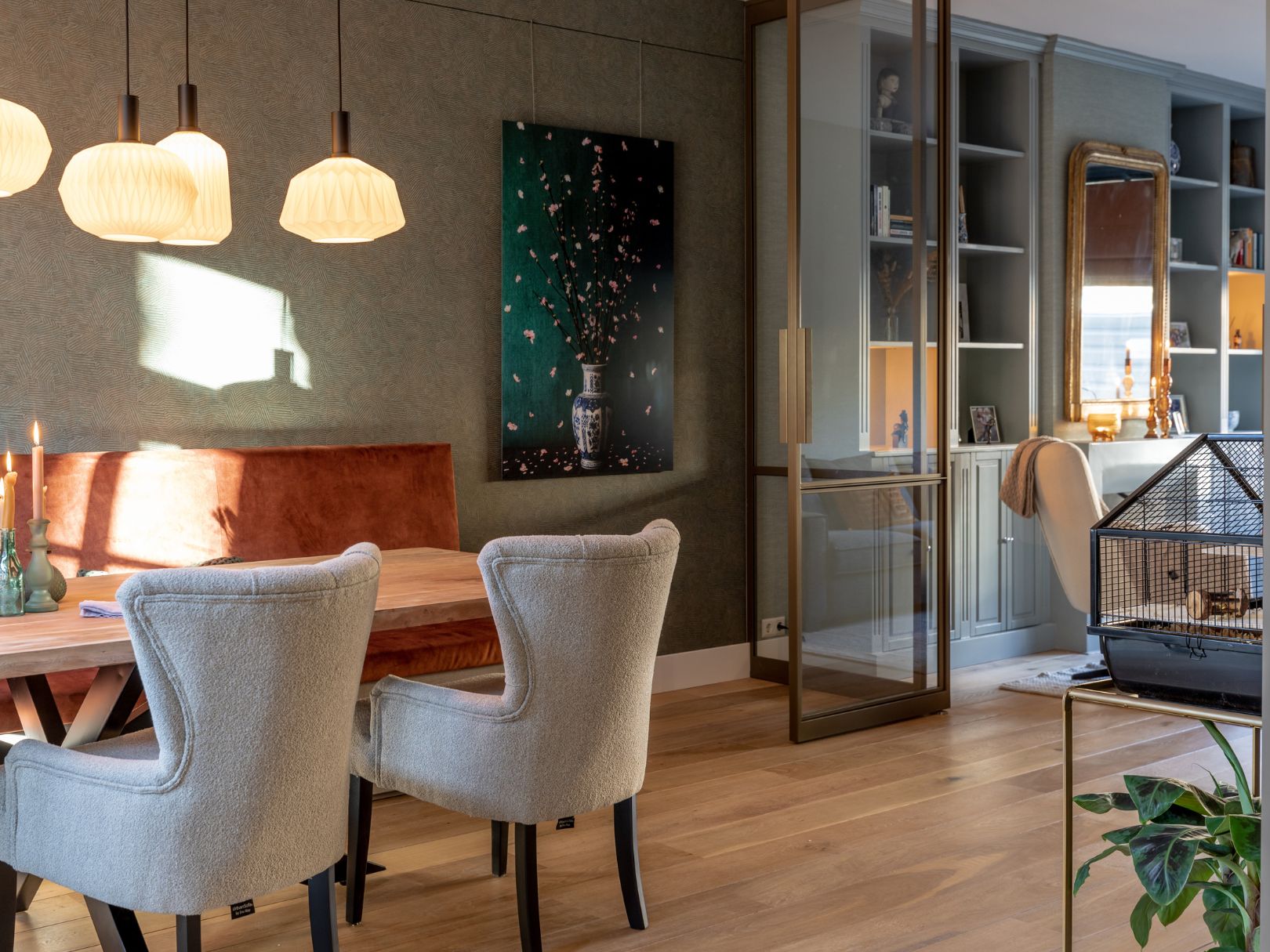 Luxe interieur met stalen deuren en helder glas