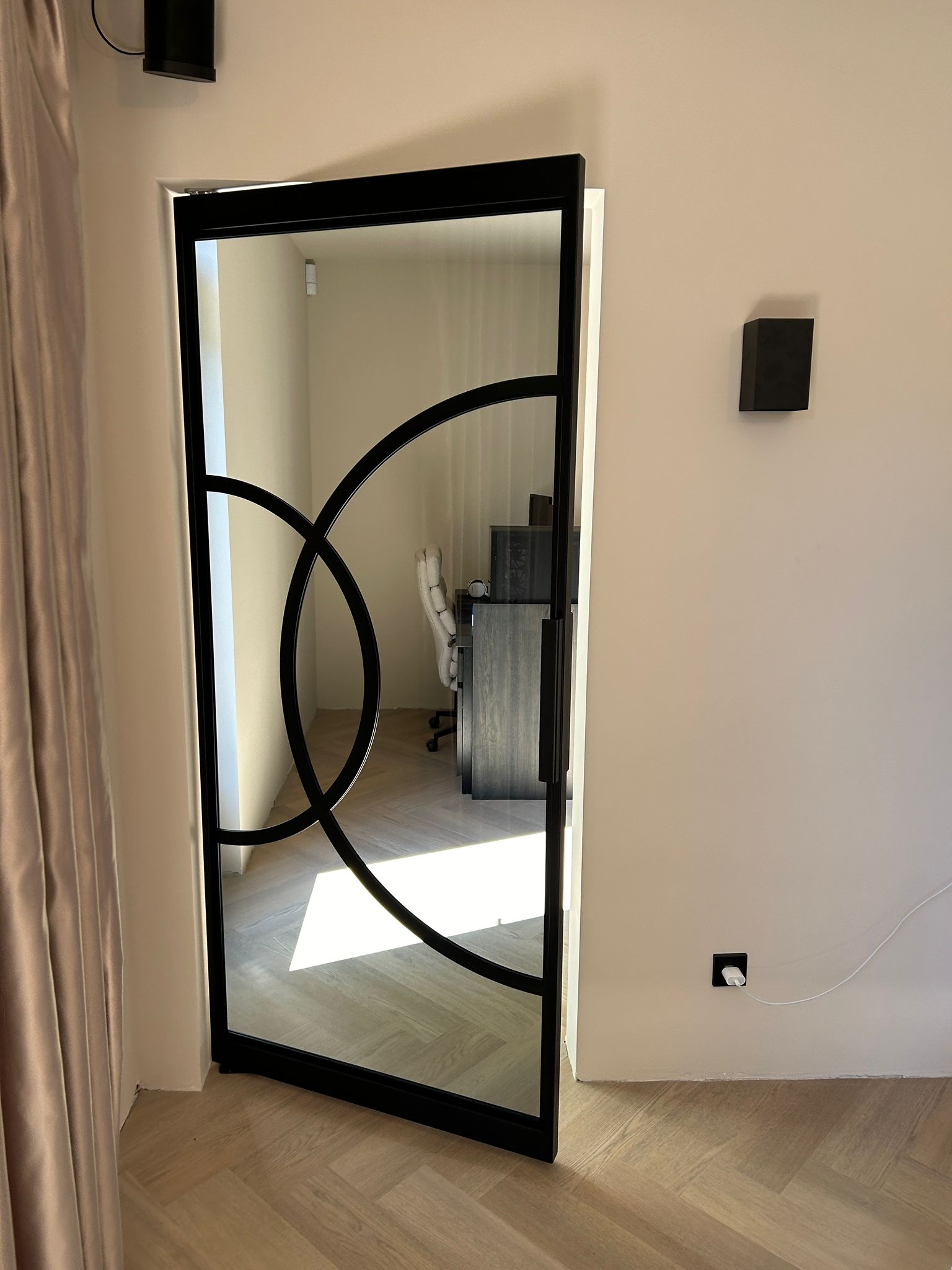 3 meter hoge stalen taatsdeuren op maat van Skygate met helder glas in modern interieur