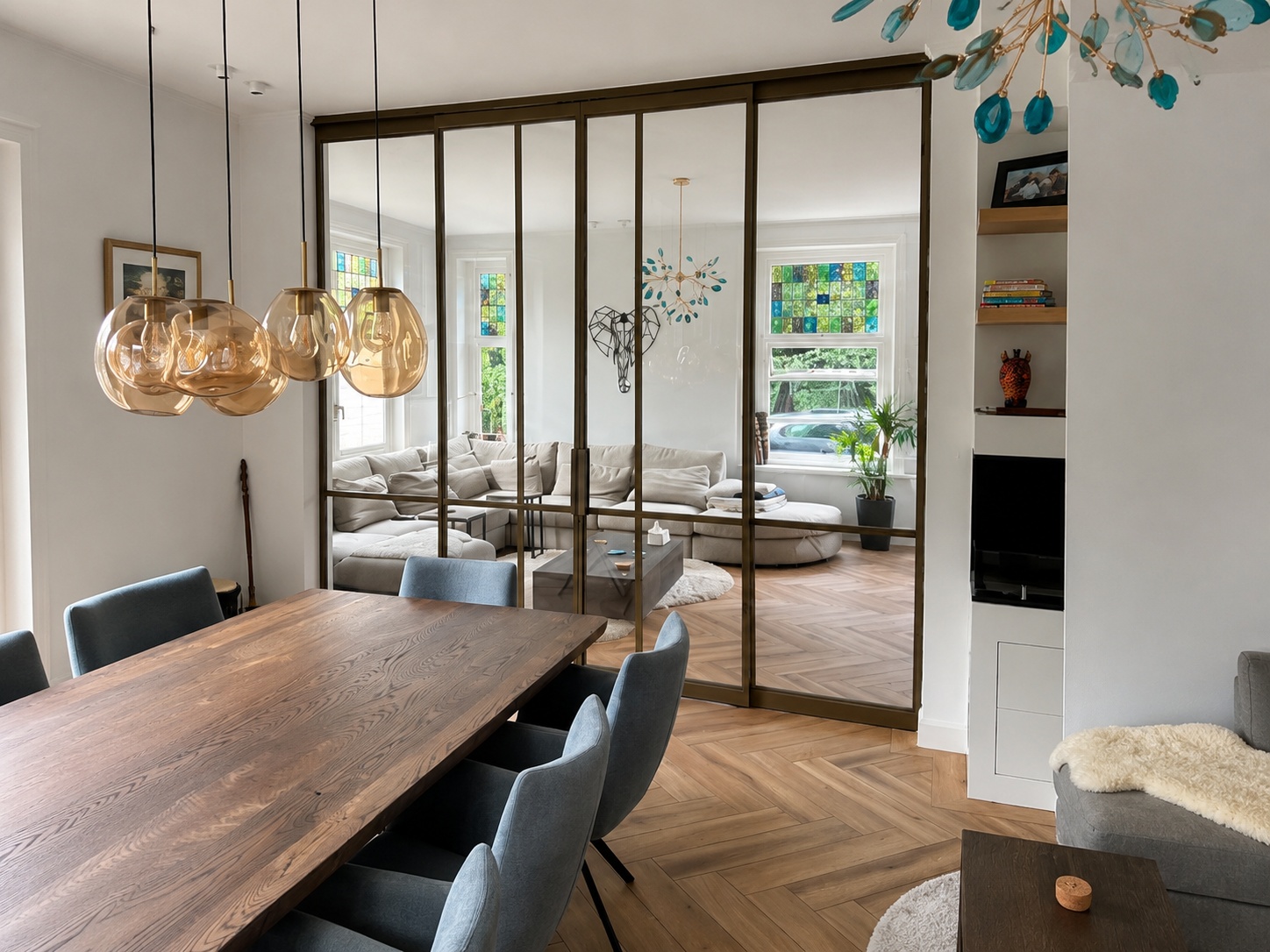 Stalen roomdivider met helder glas tussen woonkamer en eetkamer