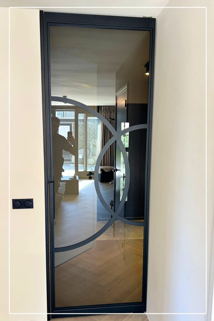 Stalen taatsdeur met ronde vorm en rookglas van Skygate