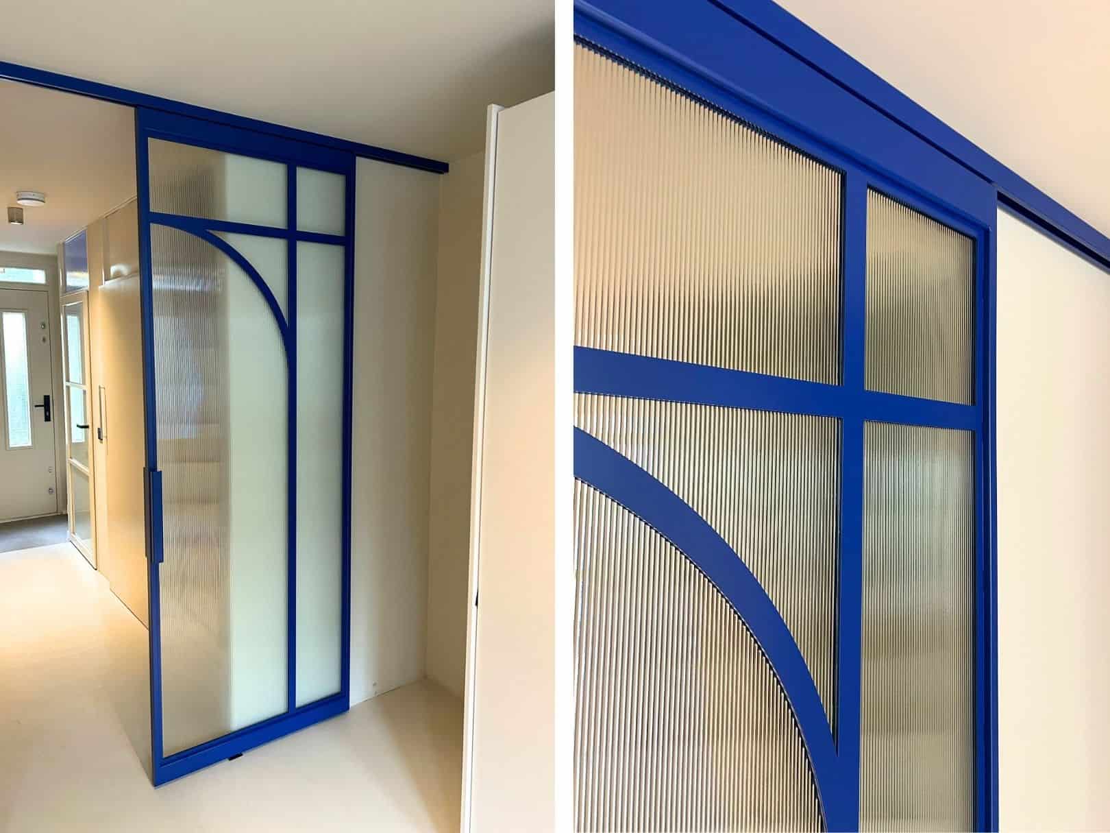 Stalen taatsdeur met ribbelglas en ronde vormen in houtlook interieur