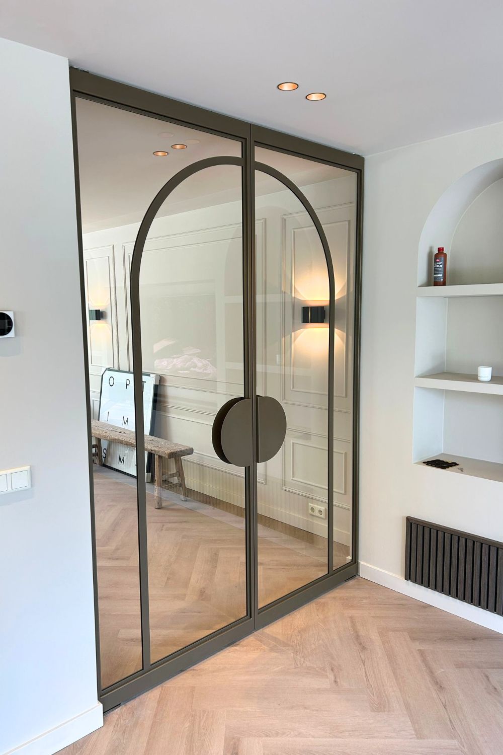 Skygate stalen taatsdeuren op maat in metallic brown met ribglas en organisch Flow design in interieur.