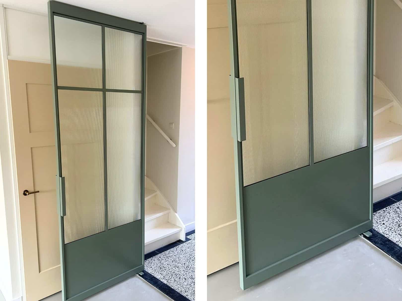 Stalen taatsdeur met ribbelglas en ronde vormen in houtlook interieur