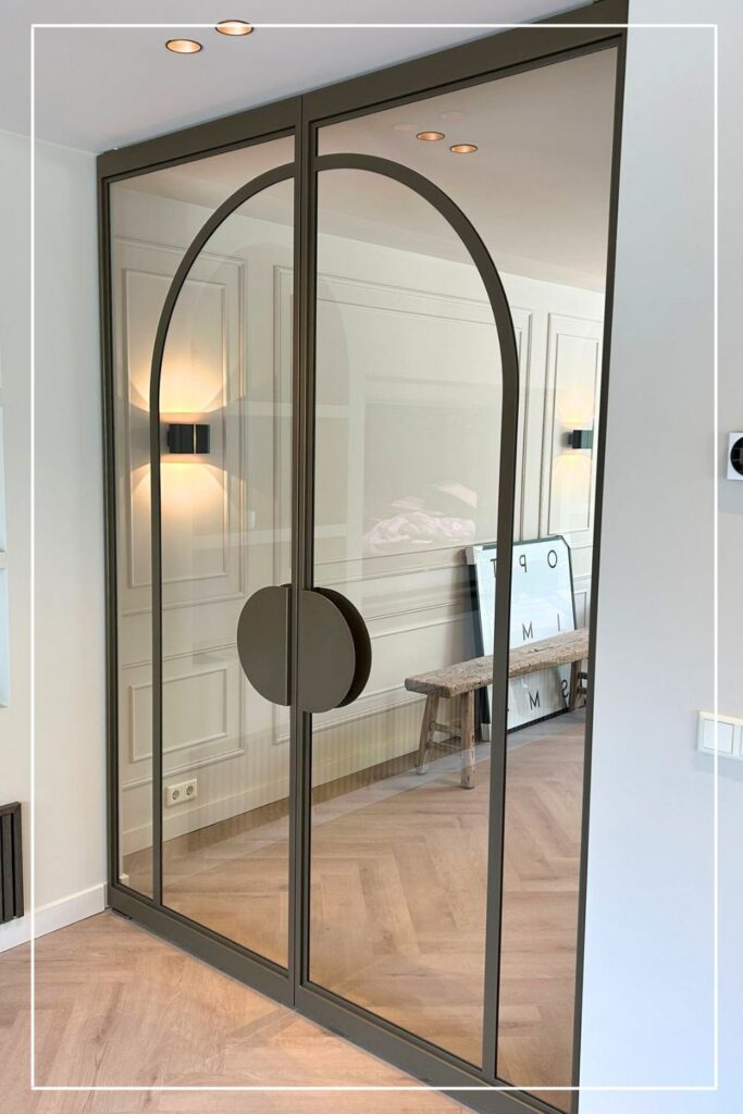 Dubbele stalen taatsdeur met boogdesign en helder glas van Skygate in een luxe interieur