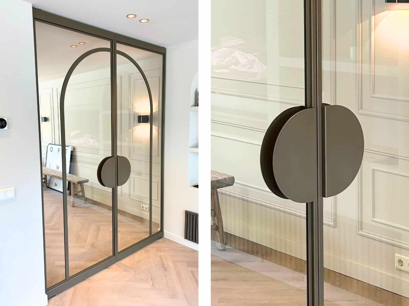 Houtlook stalen schuifdeur met ribbelglas en organische vormen op maat