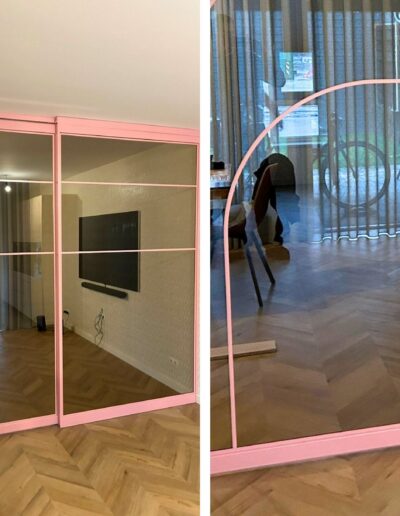 Poederroze stalen deuren met helder glas en organisch boogdesign in woonkamer