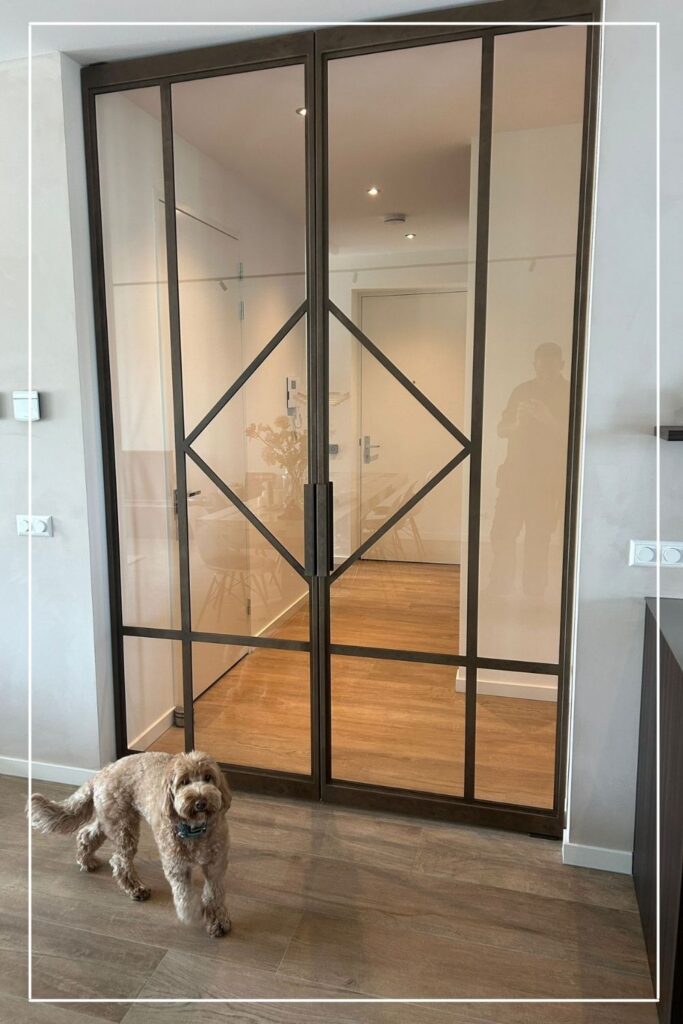Dubbele stalen taatsdeuren met diamant design en helder glas van Skygate in modern interieur