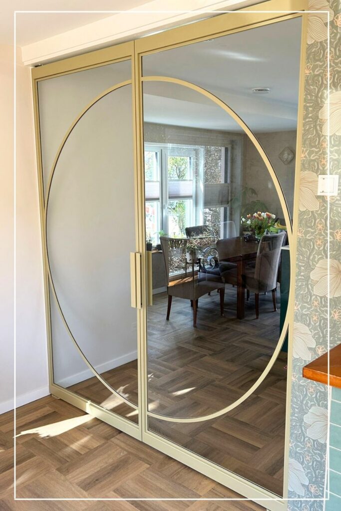 Dubbele stalen taatsdeur in Metallic Champagne met rond design en helder glas van Skygate in een klassiek interieur
