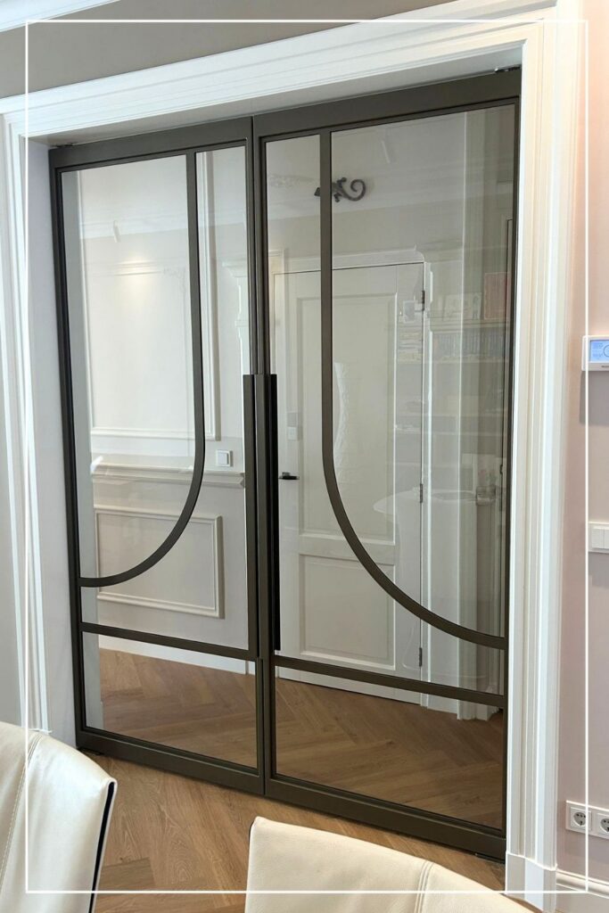 Dubbele stalen taatsdeuren in Metallic Brons met eigen design en helder glas van Skygate in een klassieke doorgang