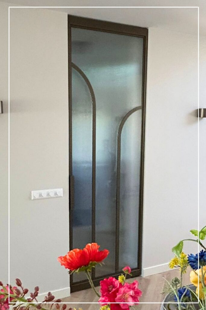 Hoge stalen taatsdeur in Metallic Brons met Flow design No. 13 en ribbelglas van Skygate
