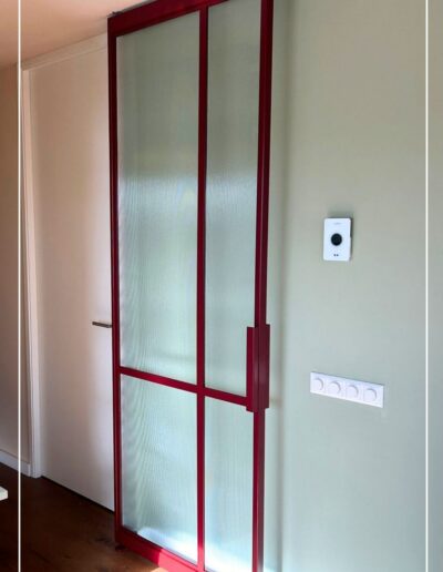 Rode stalen taatsdeur model No. 7 met ribbelglas