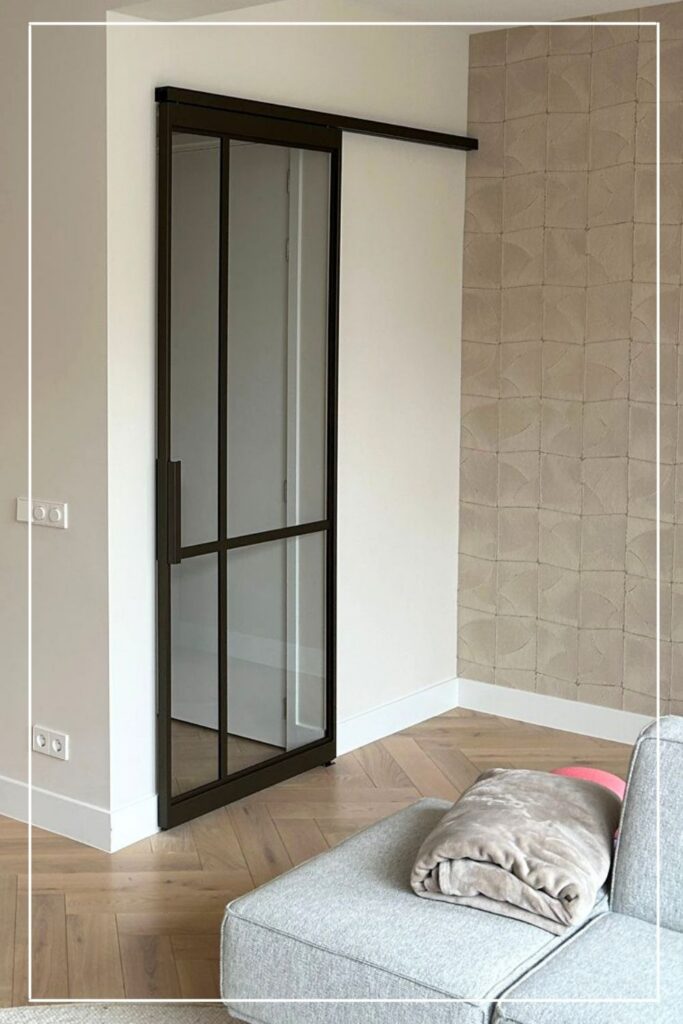 Stalen schuifdeur Classic No. 7 met helder glas van Skygate in een modern interieur