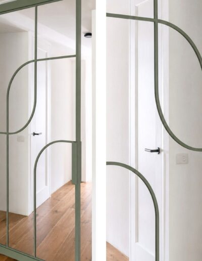 Stalen taatsdeur in een RAL-kleur met organisch design en helder glas