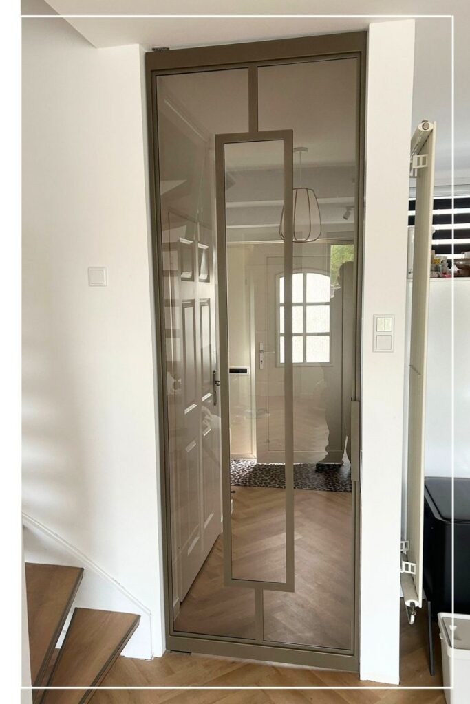 Stalen taatsdeur in Metallic Brons met eigen rechthoekig design en helder glas van Skygate