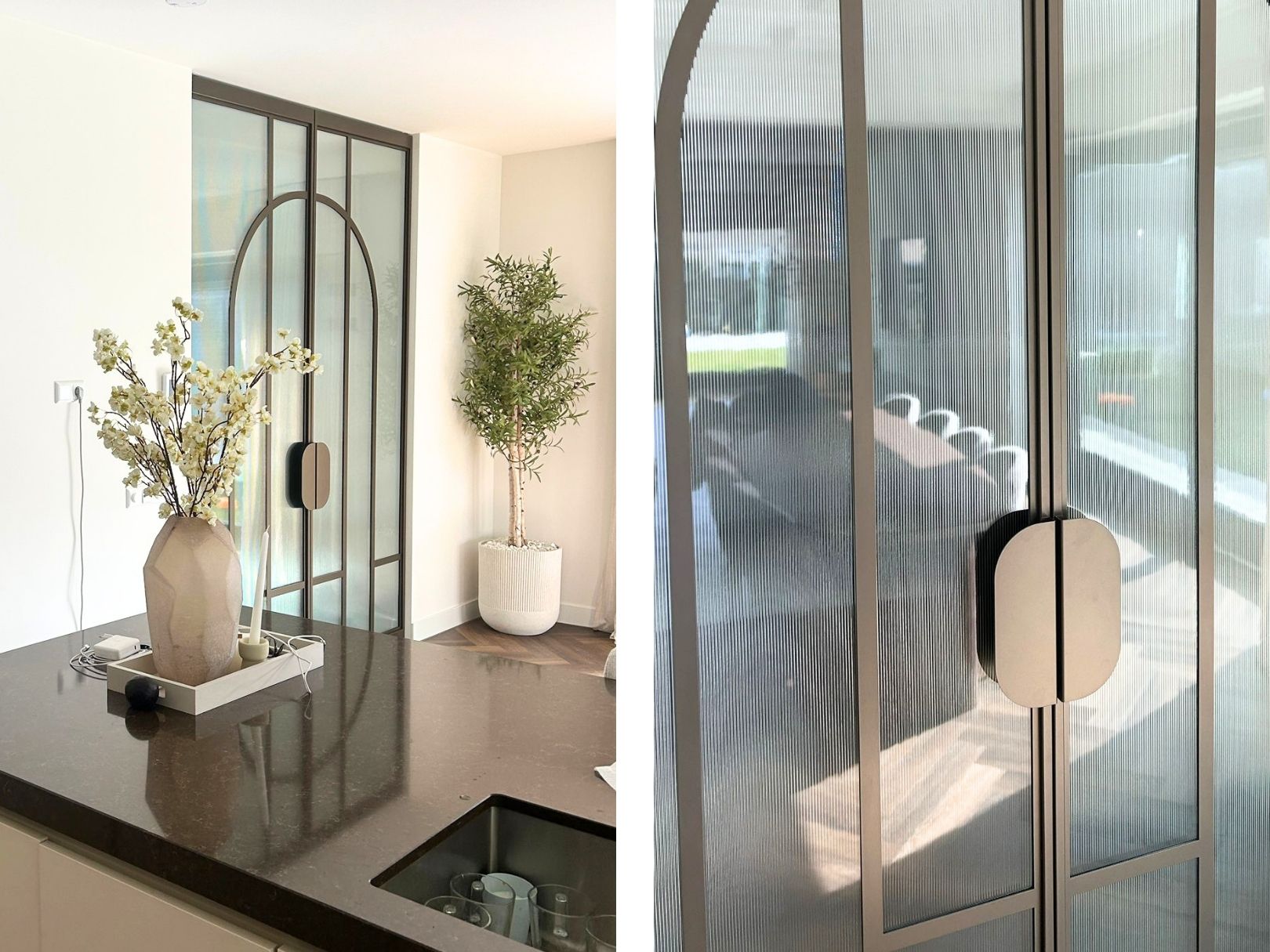 Stalen taatsdeur met ribbelglas en organische ronde vormen in maatwerk interieur