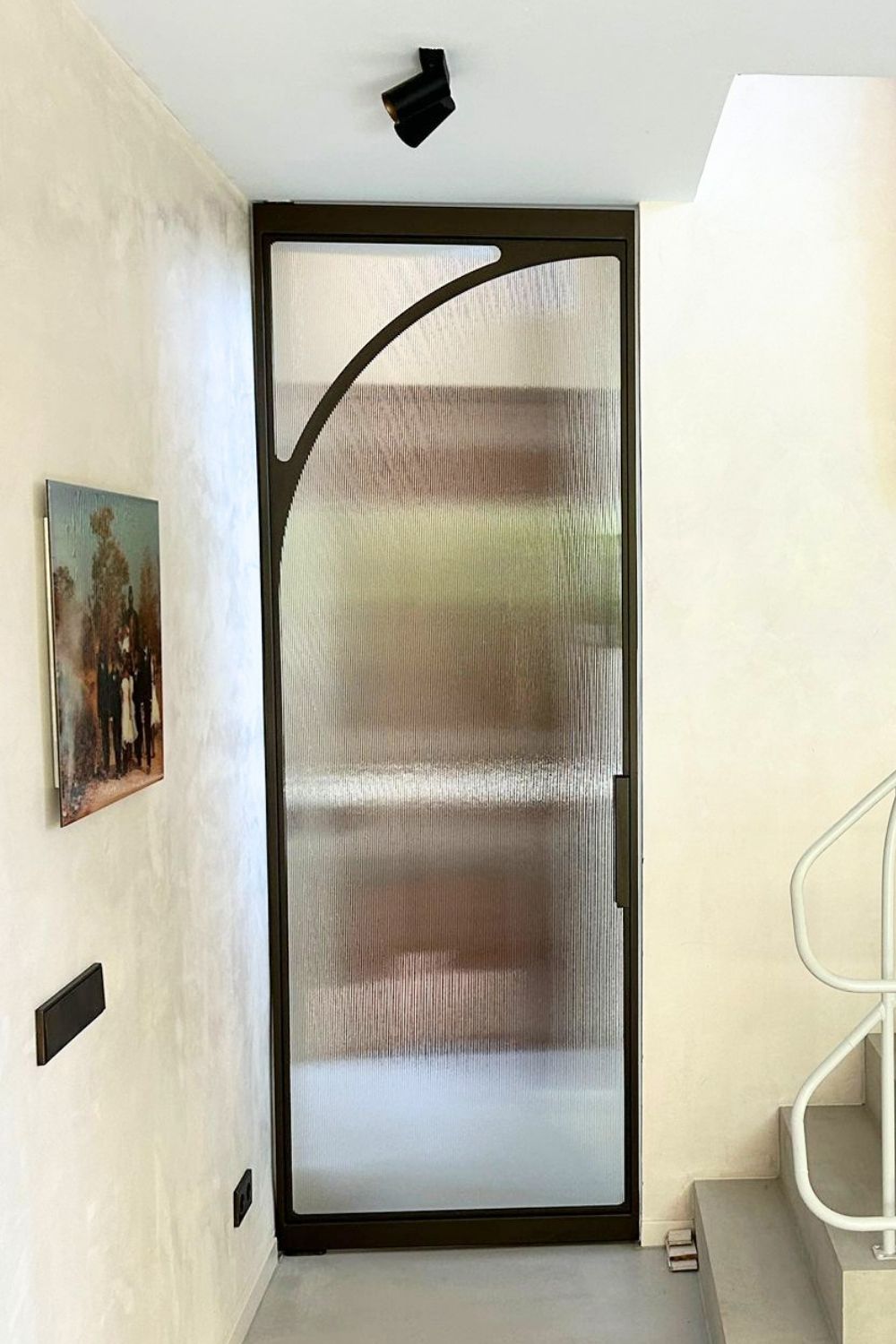 Skygate stalen taatsdeuren op maat in metallic brown met ribglas en organisch Flow design in interieur.