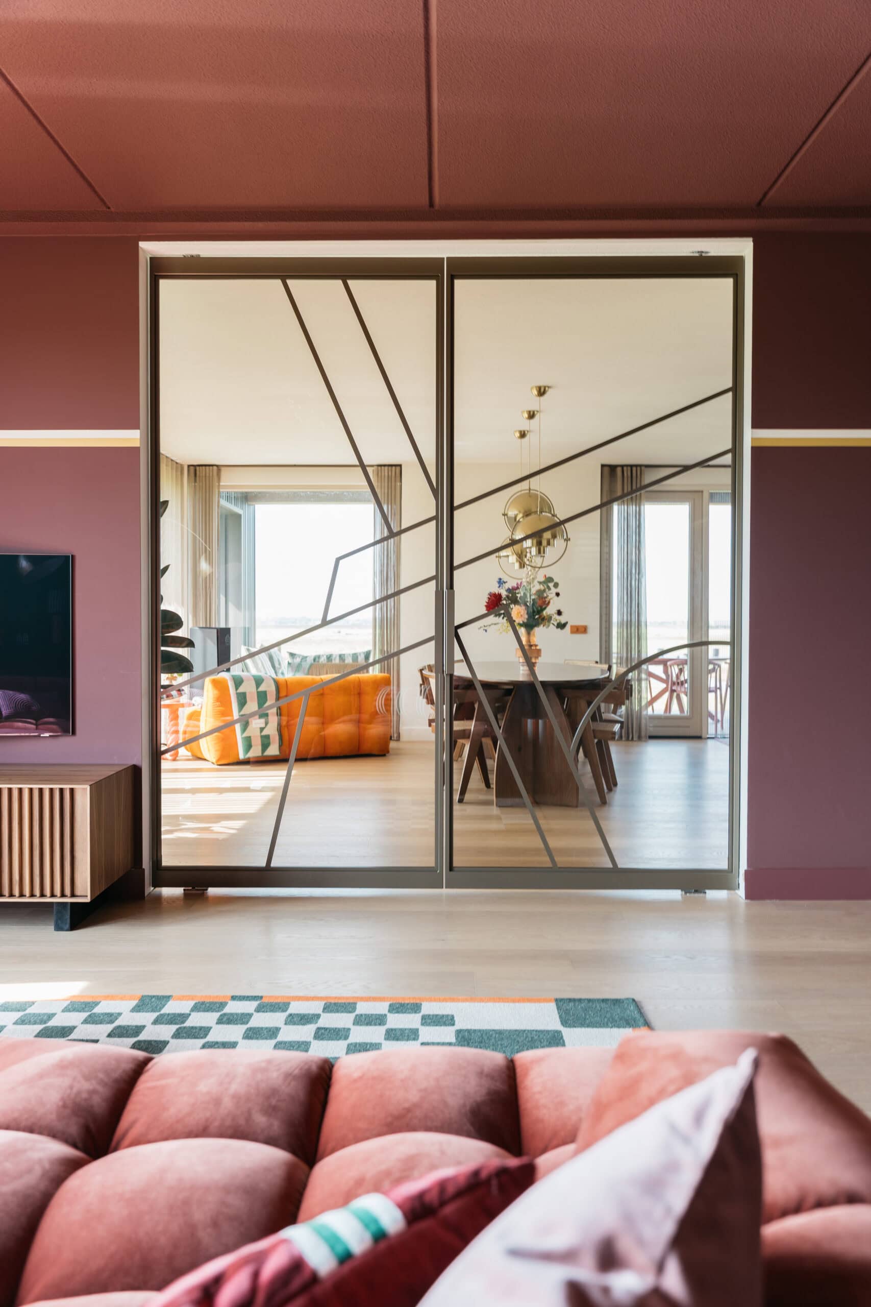 Skygate stalen taatsdeuren op maat in metallic brown met ribglas en organisch Flow design in interieur.