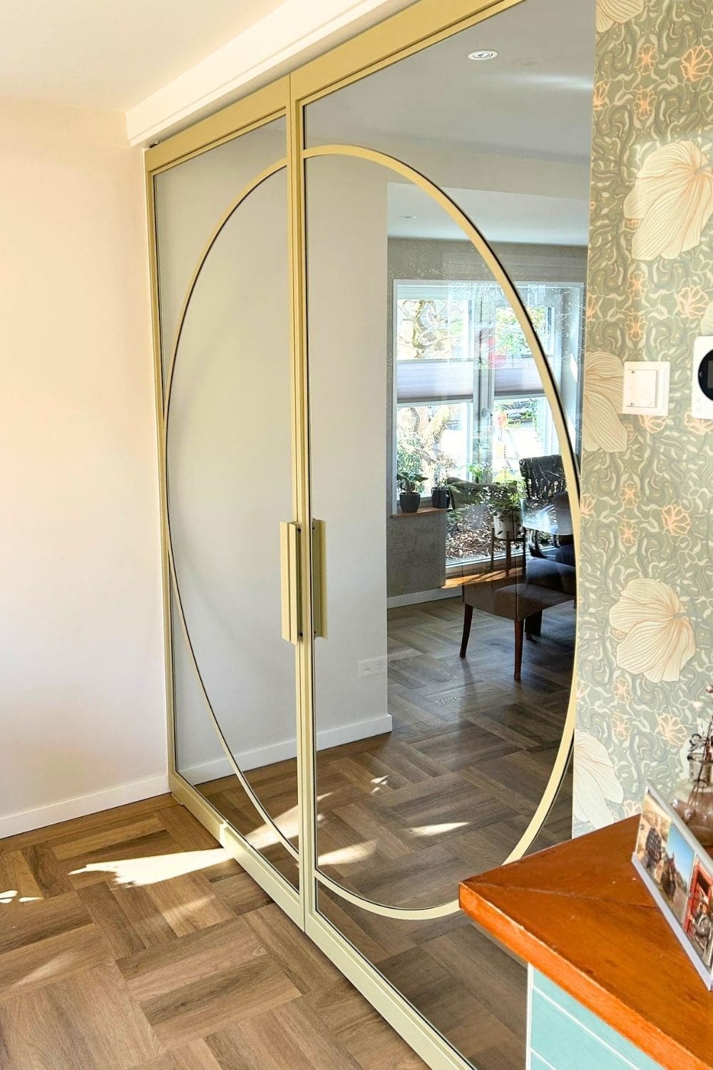 Beige stalen deur met roedeverdeling