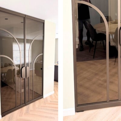 Stalen taatsdeuren met brons glas en slanke stalen profielen voor een warme, luxe uitstraling.