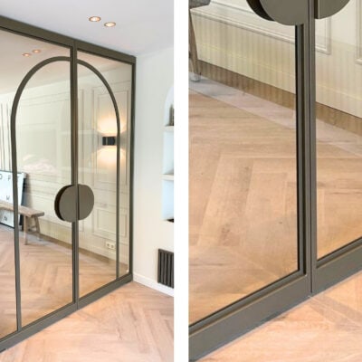 Dubbele stalen taatsdeuren met helder glas, slanke profielen en een elegant rond design.