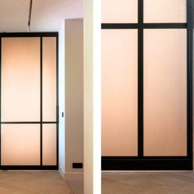 Stalen binnendeur met satijnglas voor privacy en een stijlvolle lichtdoorlatende afscheiding.