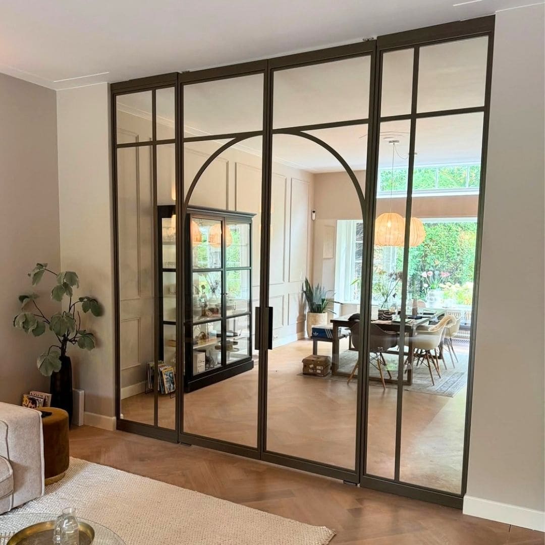 stalen scheidingswand – Skygate design stalen deuren op maat, stalen roomdivider, stalen wand met glas, stalen binnenwand, Skygate Naarden